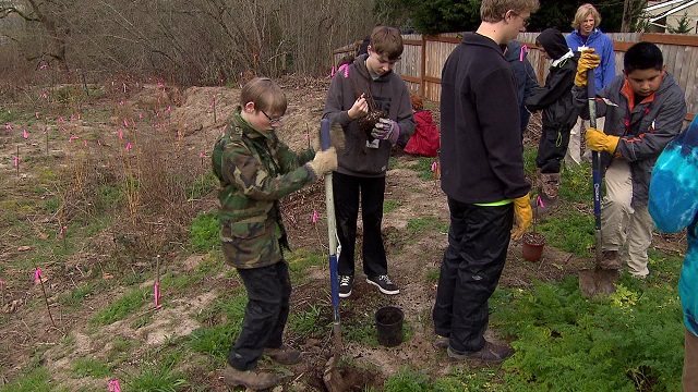 Students from Rachel Carson Environmental Middle School help SOLVE clean-up an area near Beaverton's Willow Creek, Feb. 25, 2015 (KOIN 6 News)