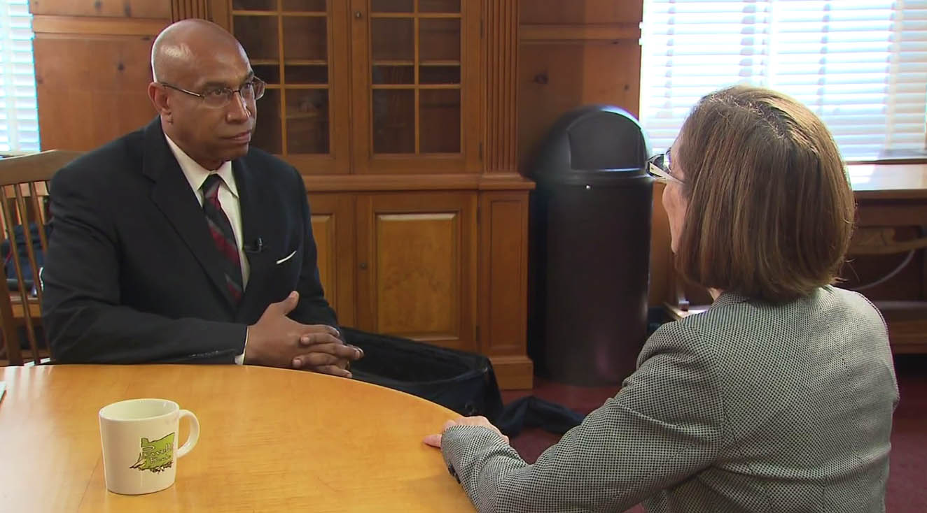 KOIN 6 News anchor Ken Boddie interviews Gov. Kate Brown in her office, July 13, 2015 (KOIN)