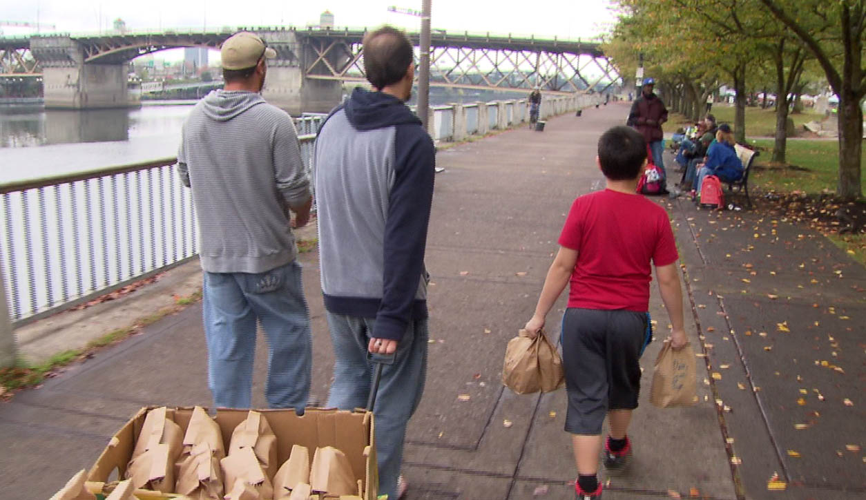 Dusty and his team hand out food to homeless people in downtown Portland. (KOIN)