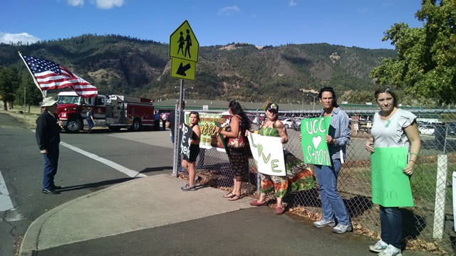 Friends of Rebecka Carnes line the street in Myrtle Creek for her funeral, Oct. 10, 2015 (KOIN)