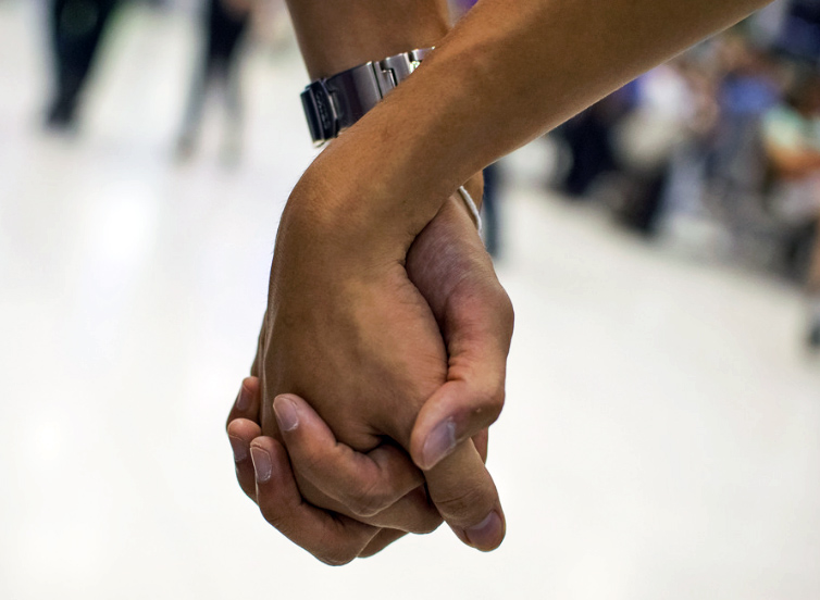 holding hands_336234