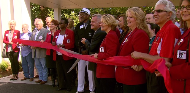 The ribbon cutting at Freedom's Path at Vancouver Apartments, which provides low income housing for chronically homeless vets, September 21, 2016 (KOIN)