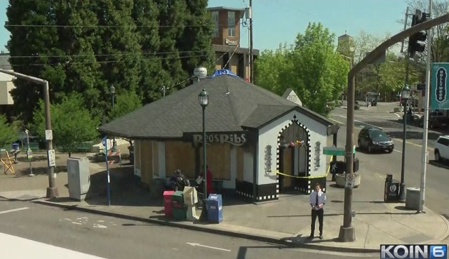 Reo's Ribs in Portland's Hollywood District is boarded up after an extensive fire, May 8, 2017 (KOIN)