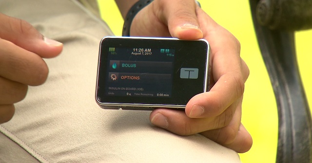 Westview High School sophomore Rohan Ahluwalia holds his insulin pump, August 7, 2017 (KOIN)