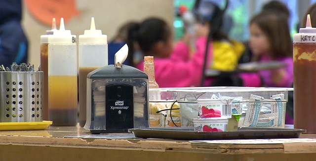 Students have lunch at Hayhurst Elementary in Portland, November 28, 2017 (KOIN)