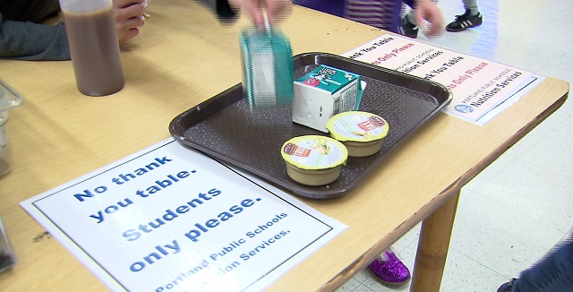 The "No Thank You" share table at Hayhurst Elementary in Portland, November 28, 2017 (KOIN)