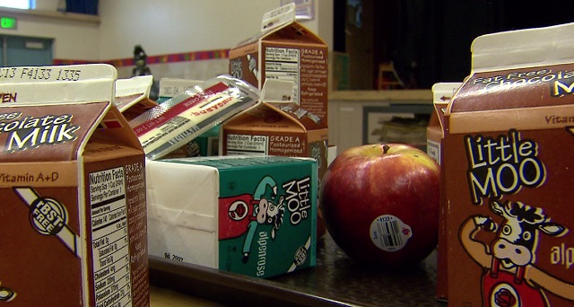 The "No Thank You" share table at Hayhurst Elementary in Portland, November 28, 2017 (KOIN)