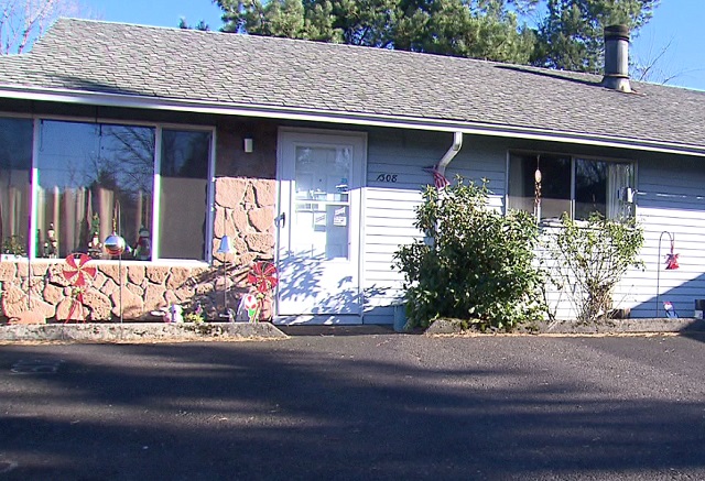 Donna Spicer was evicted from her Gresham apartment for no reason after 30 years and now she has no where to go. (KOIN)