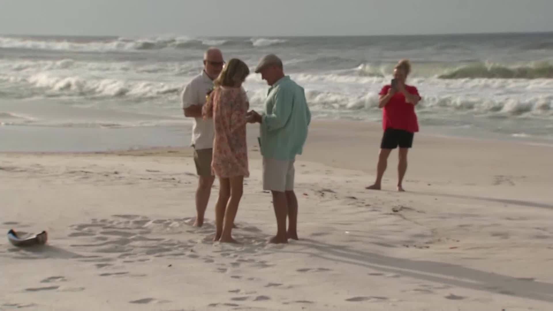 Couple_marries_on_the_beach_before_Hurri_0_20181010034216-842137442-842137442