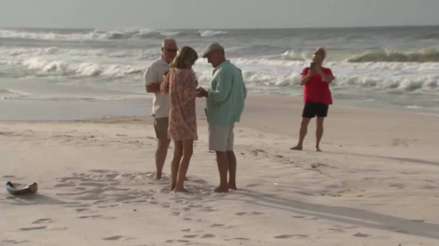 Couple_marries_on_the_beach_before_Hurri_0_20181010034216-842137442-842137442