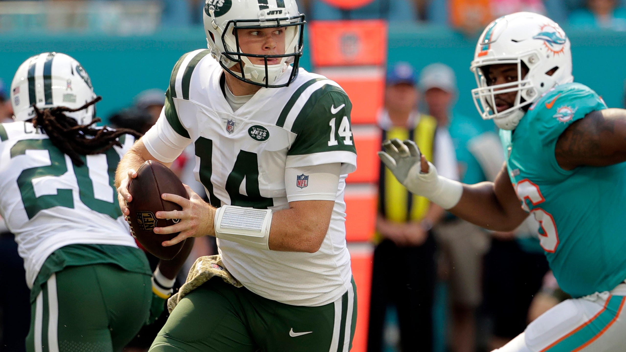 Halfway-Developing_QBs_Football_59997-159532.jpg71856702