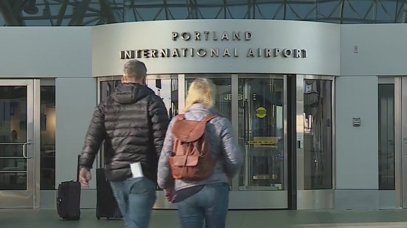 Travelers arrive at the Portland International Airport, December 24, 2020 (KOIN)