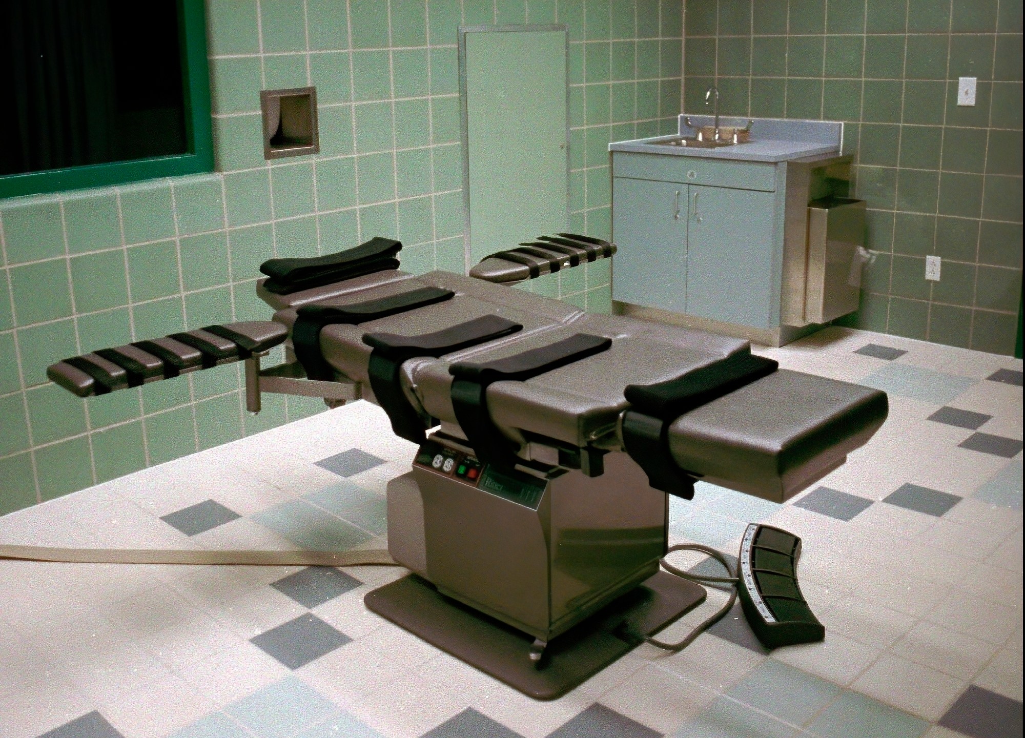 FILE - This March 22, 1995, photo, shows the interior of the execution chamber in the U.S. Penitentiary in Terre Haute, Ind. (AP Photo/Chuck Robinson, File)