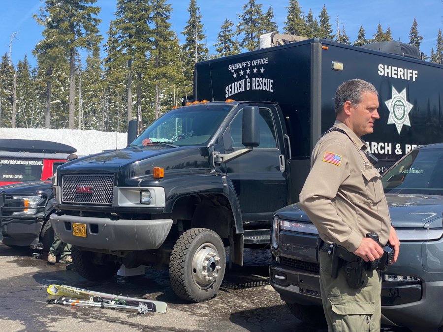 Crews search for missing snowboarder at Mt Hood Meadows