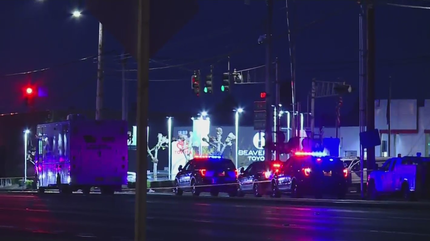 Two people were killed and four others, including a Washington County deputy, were critically injured in a crash on Tualatin Valley Highway in Beaverton early Wednesday morning, officials said.