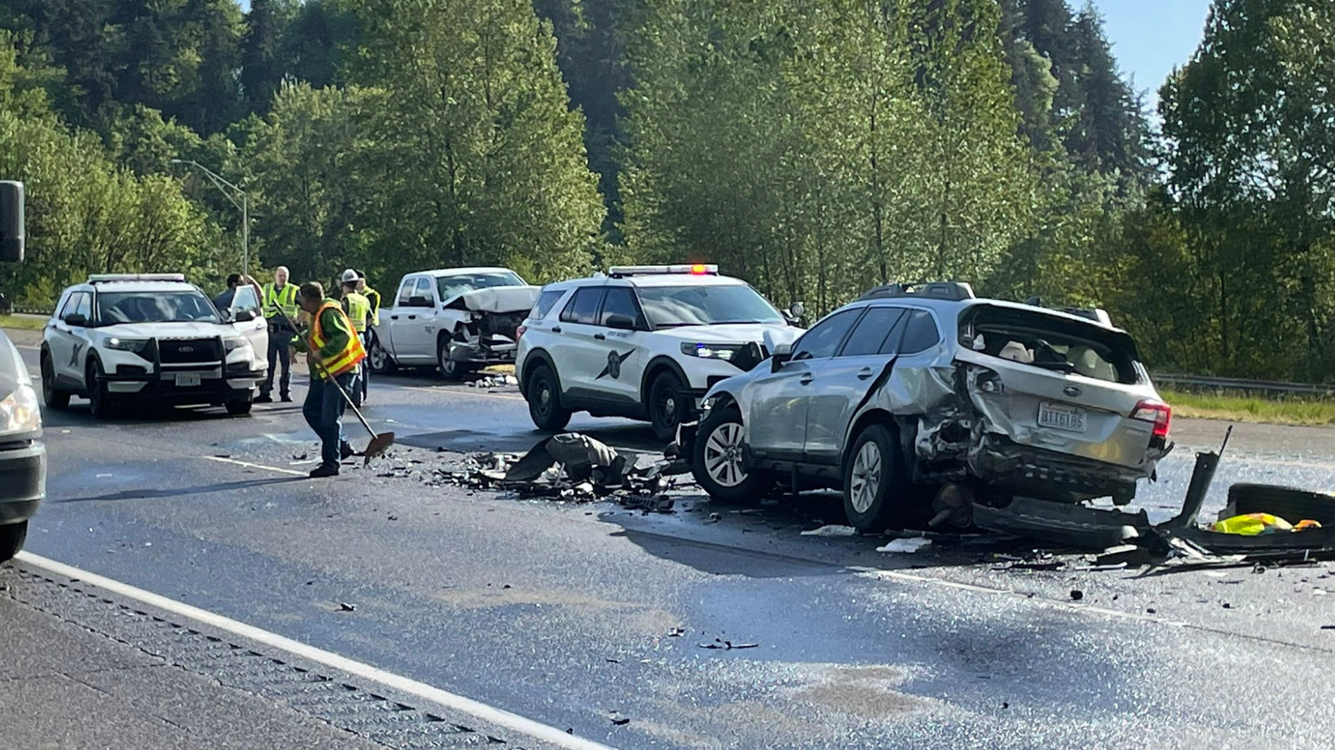 Multiple crashes with cars, semis shut down I-5 near Kelso, 1 dead