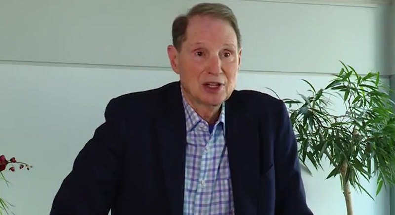 Oregon Sen. Ron Wyden at a press conference following the Roe v Wade decision, June 25, 2022 (KOIN)