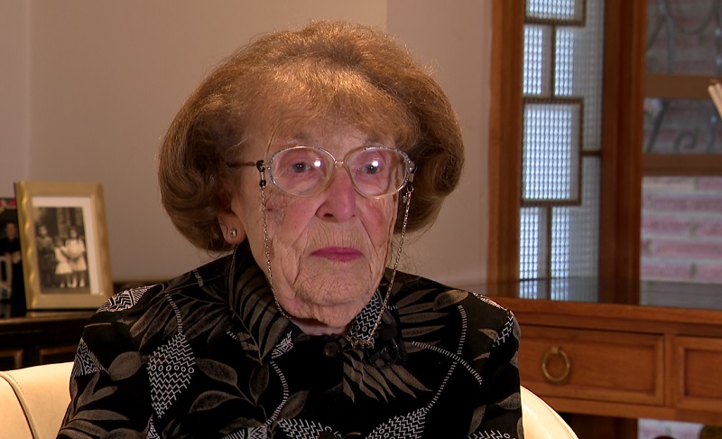 Frieda Cohen, 102, in her Portland home, July 25, 2022 (KOIN)