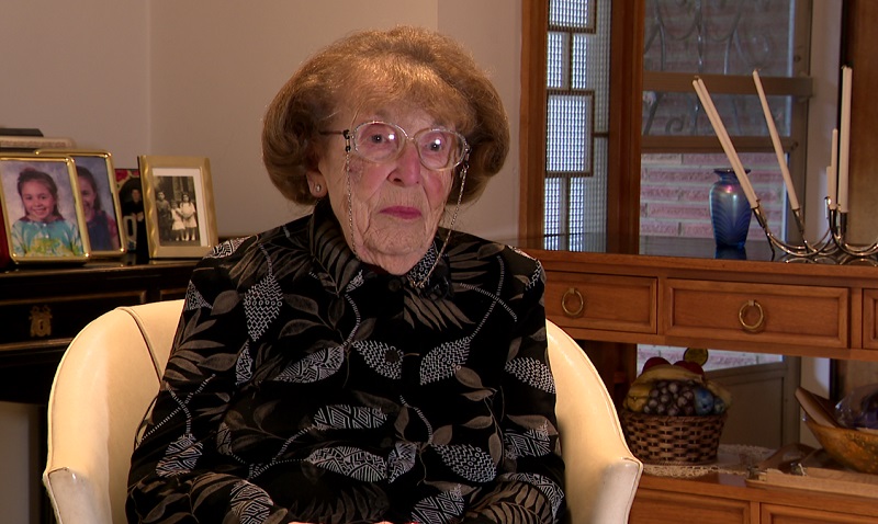 Frieda Cohen, 102, in her Portland home, July 25, 2022 (KOIN)