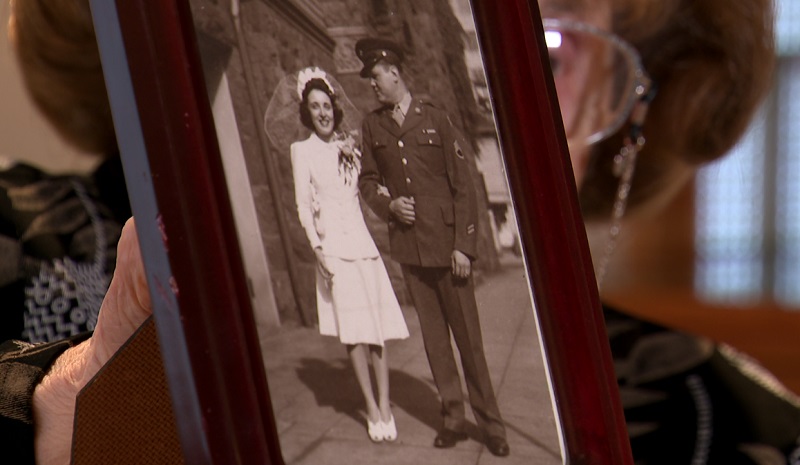 Frieda Cohen, 102, holds a framed picture from her wedding day in the 1940s, July 25, 2022 (KOIN)