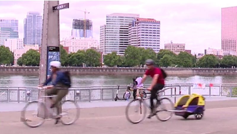 Bike riders along the Eastbank Esplanade in downtown Portland, July 3, 2022 (KOIN)