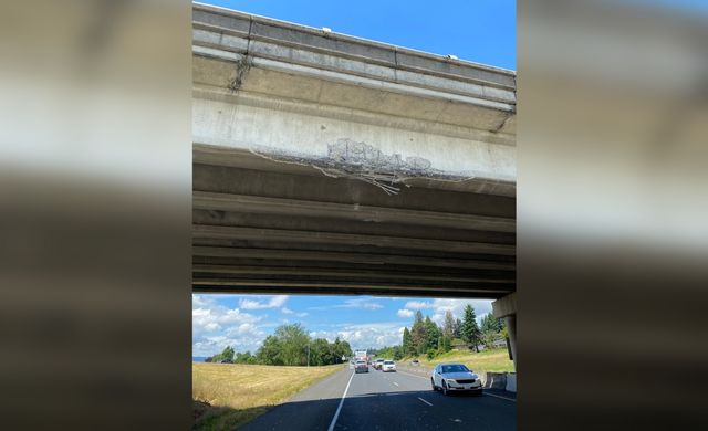 Oversized truck hits overpass on SR14 in Vancouver, WA, shuts down lane of eastbound traffic