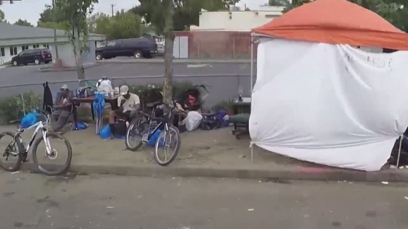 A homeless tent on a sidewalk in Portland, August 2022 (KOIN)