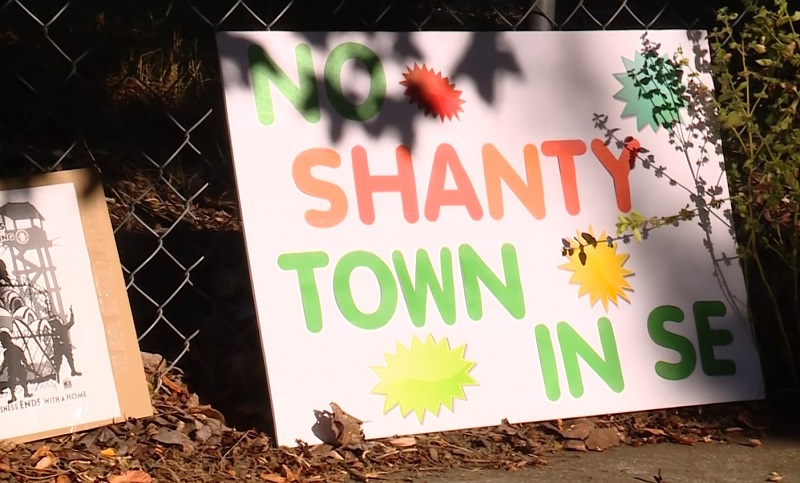 Residents in the area of SE 106th and Reedway oppose a Safe Rest Village site, August 20, 2022 (KOIN)