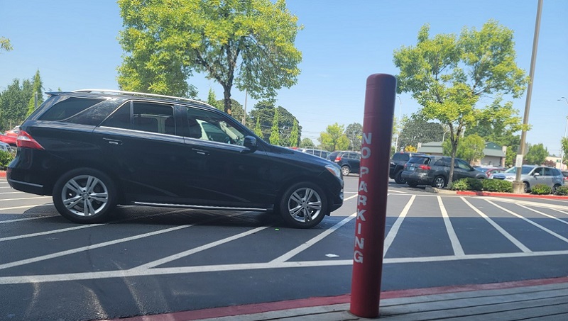 This car may be connected with jewel robberies using 'suspicious tactics' in Washington County. Photo from July 27, 2022 at Winco parking lot in Hillsboro (WCSO)