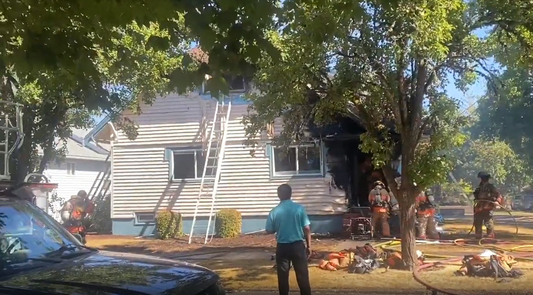 Firefighter injured in blaze at Salem, OR home