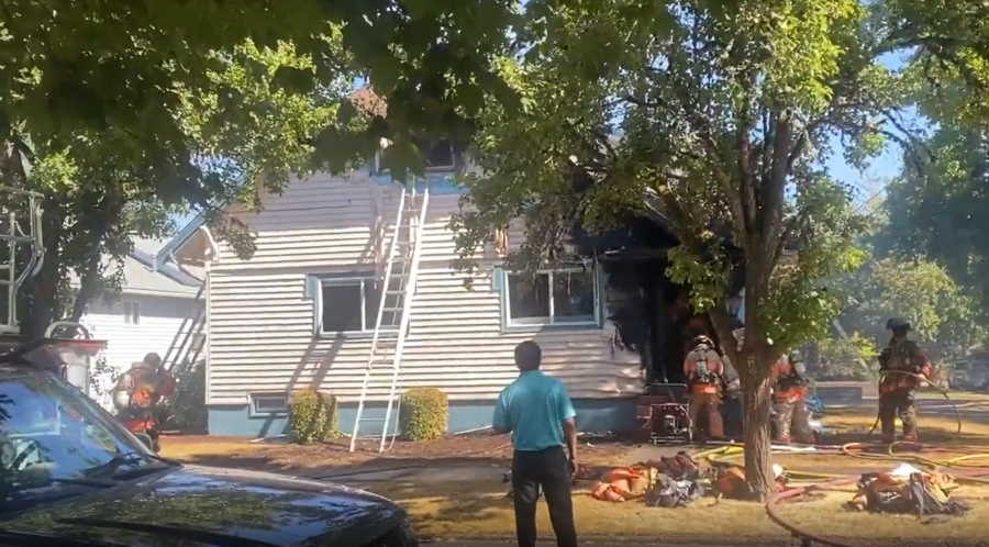 Firefighter injured in blaze at Salem, OR home