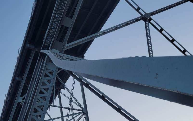 Are the twisted beams on the Lewis and Clark Bridge a safety concern?