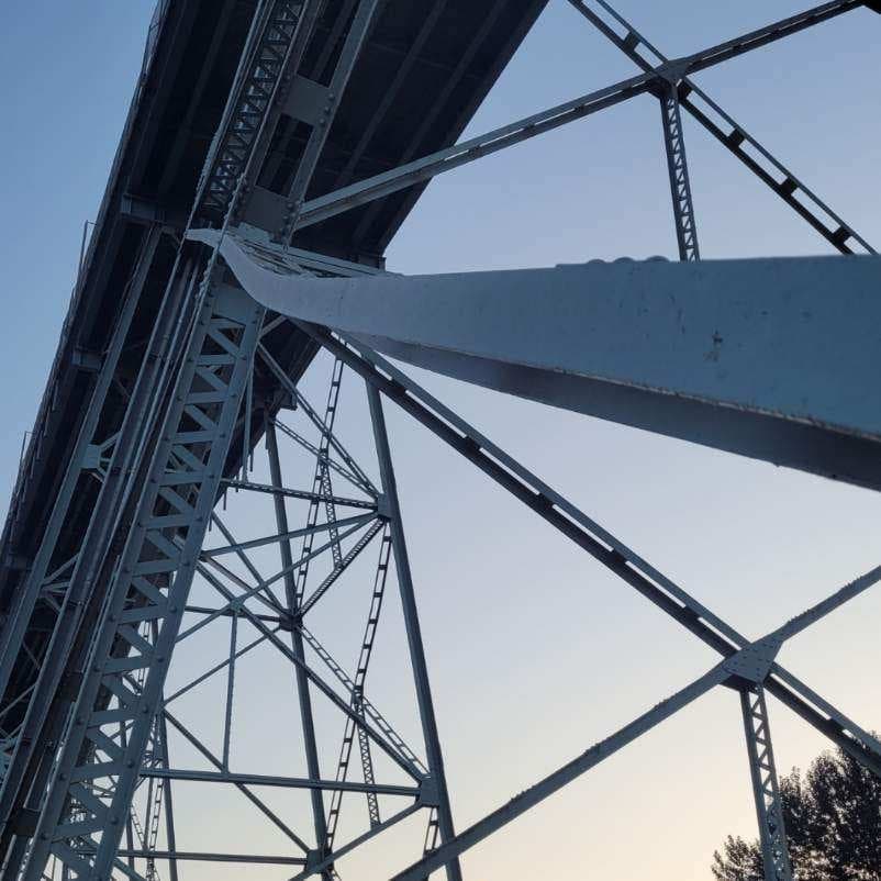 Are the twisted beams on the Lewis and Clark Bridge a safety concern?