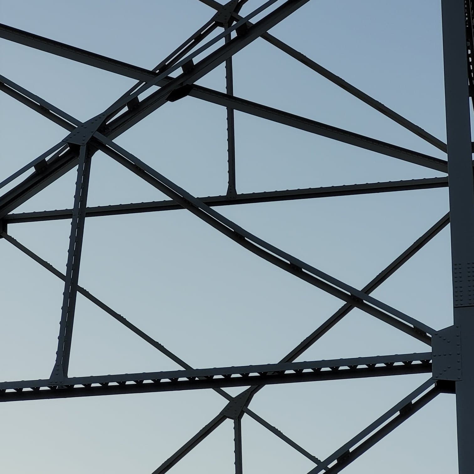 Are the twisted beams on the Lewis and Clark Bridge a safety concern?