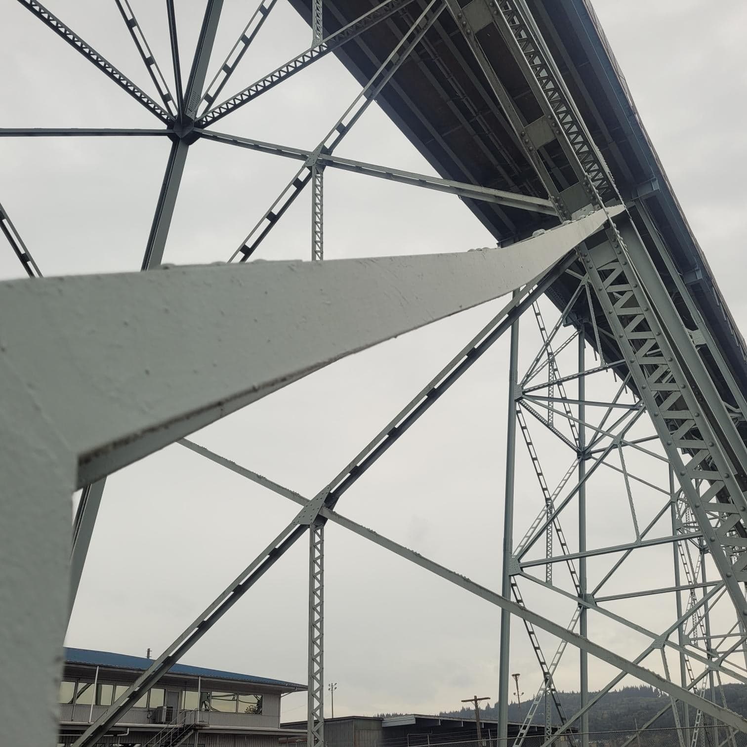Are the twisted beams on the Lewis and Clark Bridge a safety concern?