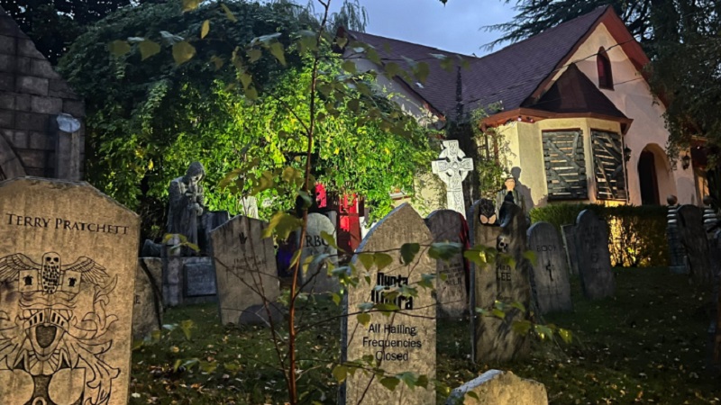 A Halloween graveyard in Portland, October 31, 2022 (KOIN)