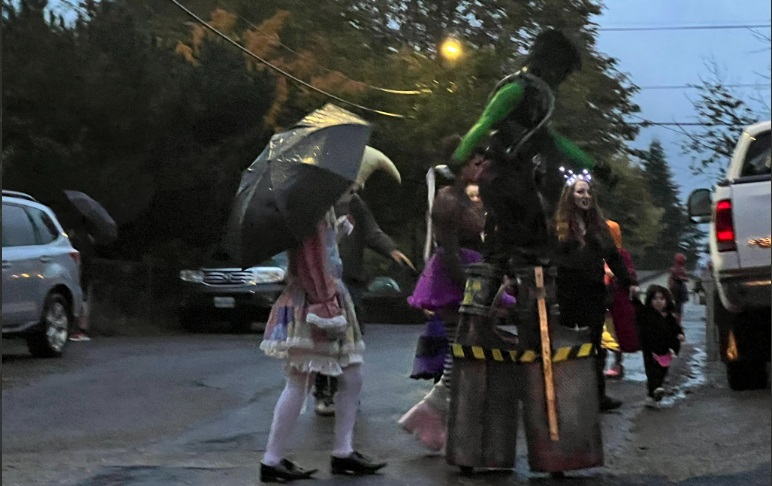Trick-or-treaters were back in costume (and stilts) in Portland, October 31, 2022 (KOIN)