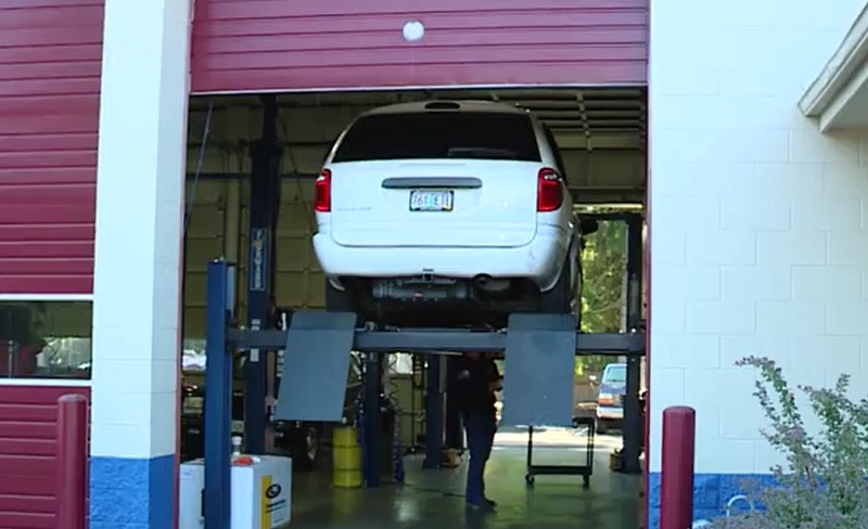 A car on a hoist at an auto repair shop in Tigard, October 8, 2022 (KOIN)