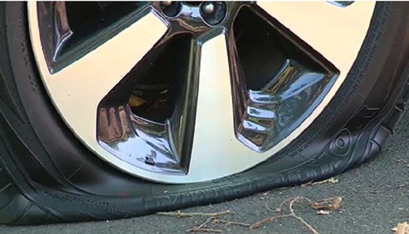 A car with a flat tire in Northeast Portland, October 2, 2022 (KOIN)