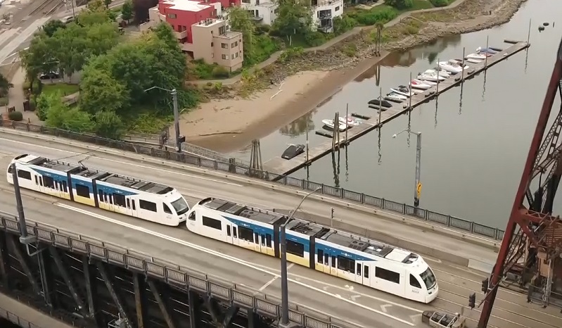 A MAX train crosses the Steel Bridge in Portland, September 2022 (KOIN)