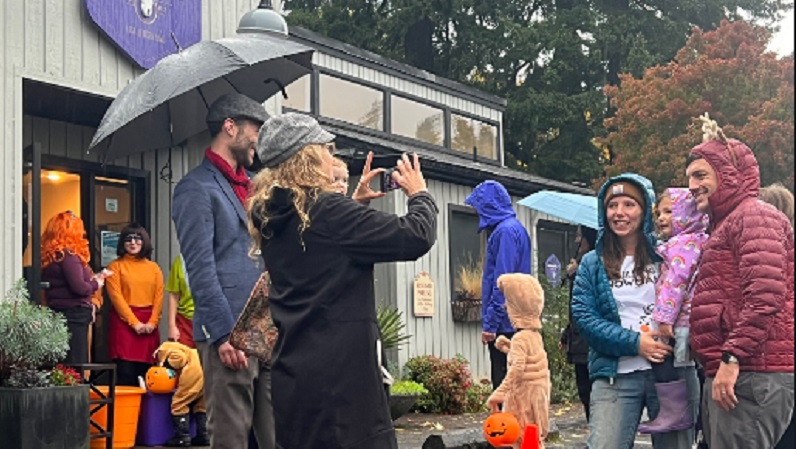 Parents and little trick-or-treaters at Multnomah Village in Portland, October 31, 2022 (KOIN)