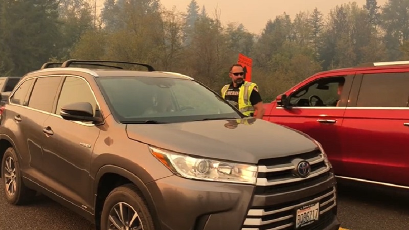 Deputies managed traffic as people evacuate due to the Nakia Creek Fire near Larch Mountain in Clark County, October 16, 2022 (KOIN)