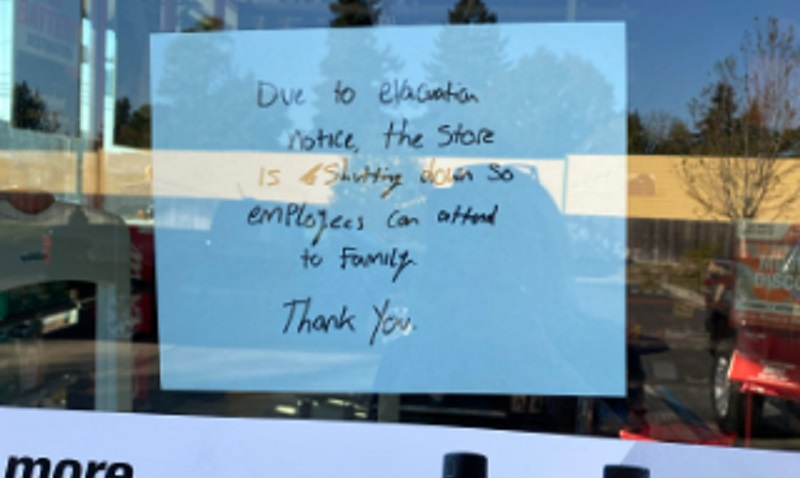 Businesses, like the Auto Zone in Washougal, closed to allow everyone to evacuate and take care of family as the Nakia Creek Fire expanded, October 16, 2022 (KOIN)