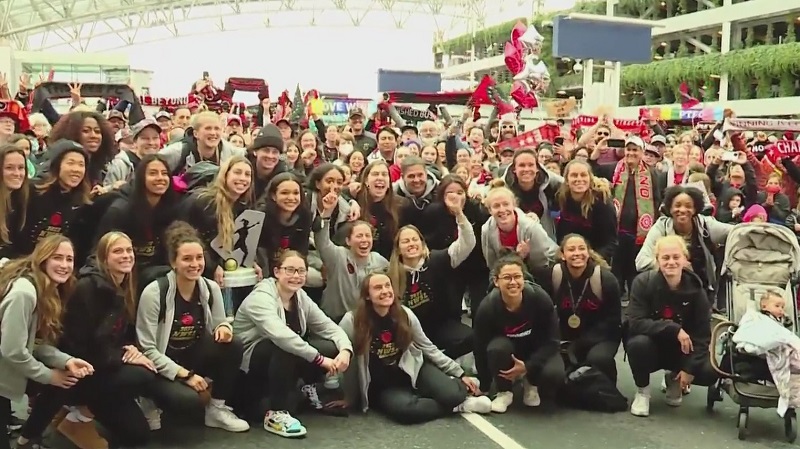 The Portland Thorns returned to a hero's welcome at PDX a day after winning their 3rd NWSL title, October 30, 2022 (KOIN)