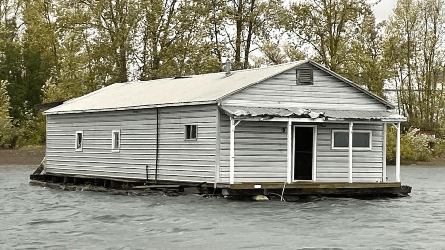 Multnomah County, OR storm propels Columbia River floating home to WA state