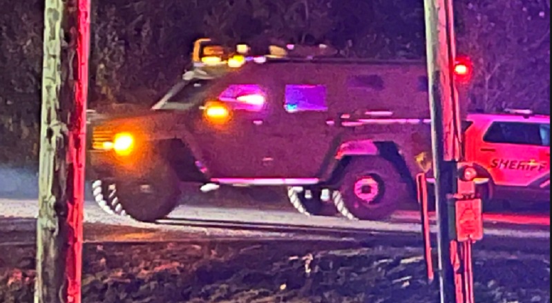 A heavy police presence along Heath Road and Old Rainier Road near Rainier during a manhunt for Kevin Reynolds, November 15, 2022 (KOIN)