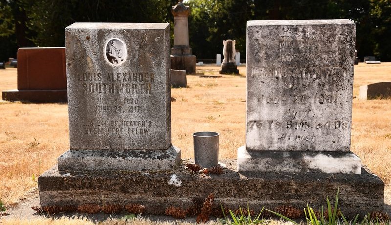 The gravestone for Louis Southworth (City of Waldport)