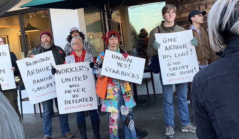 Protesters outside the Starbucks at NW 23rd and Burnside in Portland, November 12, 2022 (Jamie Partridge)