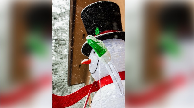 Snowman on a back deck which overlooks NW Burnside Street near NW Maywood Drive in Portland, December 4, 2022 (Courtesy: Dennis Weis)