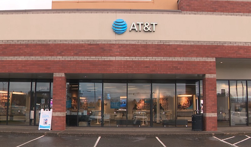 The AT&T store near Mall 205 in Portland, January 18, 2023 (KOIN)